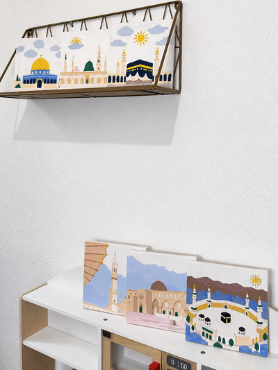 Les trois lieux saints, tableaux d’un coffret enfant exposés à la maison