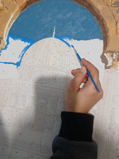 Une main peint le ciel autour du dôme du Rocher, tableau en cours