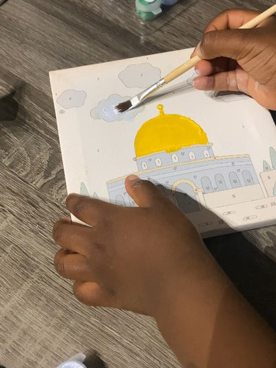 Un enfant peint le ciel du dôme du Rocher, tableau d’un coffret enfant en cours
